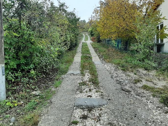 Az utca jelentős hosszán két párhuzamos 60 cm széles betontáblasor biztosítja a burkolt közlekedési felületet. Az utca a zsákutcai vége felé egyre meredekebb.