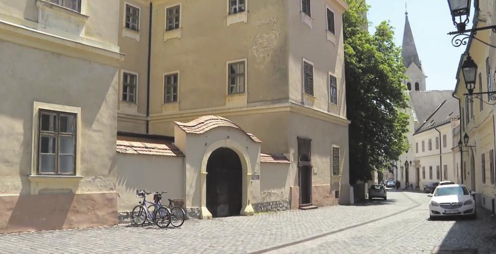 Udvardy György érsek video üze net ben ismertette az átmeneti költözés hátterét: A Gondviselő Isten ajándékaként a következő években a vár jelentős épületállományát, az egyházmegye tulajdonában lévő
