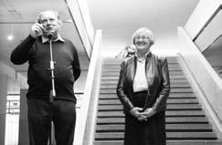 Emlékezetesek Székely Júlia friss ecsetkezelésû akvarelljei, monochrom festményei.