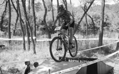 Sportélet kon zajlanak a versenyek. A lejtõket ugratók, sziklakertek és downhill pálya szakaszok színesítik.
