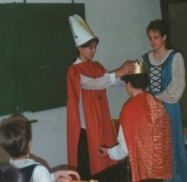 Csongrád megye honismereti életének történeti kronológiája 85 Tanácskozik a zsűri (Nagyfalusi Ilona, dr. Ősz Károly) Koronázási jelenet a vetélkedőn egyik 9.