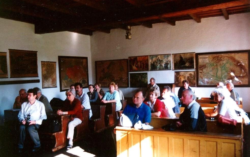 88 A honismereti élet kibontakozása Csongrád megyében A konferencia zárása a felső-pusztaszeri tanyai iskola tantermében (Fotó: Bogdán Lajos) tünk tagjai bemutatták a szentesi, a mindszenti, a
