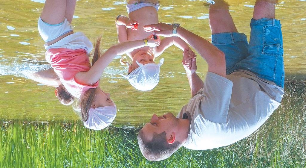 A világi naptár szerint június harmadik vasárnapján idén június 20-án köszöntjük az édesapákat, az egyházi egyenlőség jeles napja is.