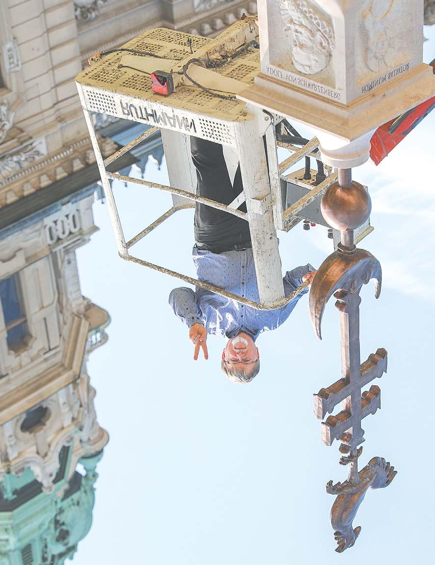 Győr királyi várossá nyilvánításának 750. évfordulója alkalmából avatják fel vasárnap a Győr-keresztet a városháza mellett.