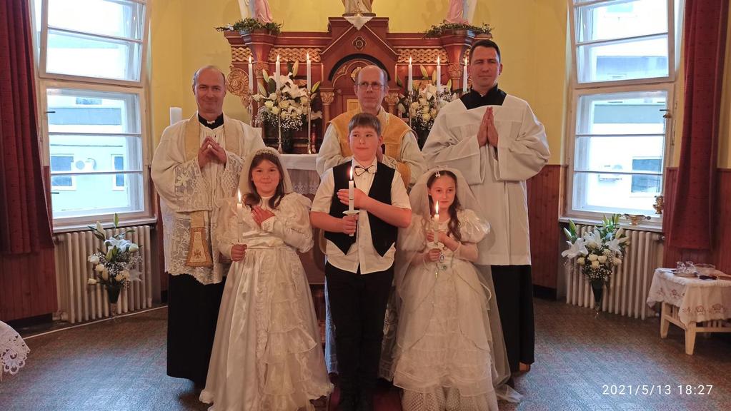 Egyre növekvő számú fiatal pap fedezi fel a hagyományt, megtanulja a hagyományos liturgiát.