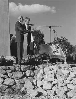 Csete György és Dulánszky Jenő a beremendi kápolna szentelésén, 1998-ban (Lantos Miklós felvétele) NOVEMBER Csete György építész (Szentes, 1937. november 5) NINCSEN HÁTRA, CSAK ELŐRE VAN!