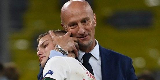 2016-ban aztán jó, ismerjük el, kellett ehhez Michel Platini volt UEFA- elnök a kicsik számára előnyös létszám emelése is tizenhatról huszonnégyre végre résztvevői voltunk a tornának.