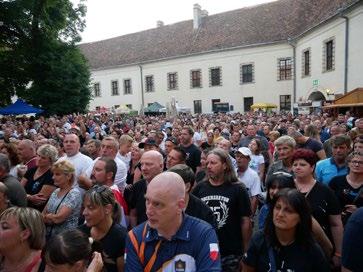 Fúvószenei Várfesztivál pénteki megnyitó ünnepségen Kondora István, Sárvár polgármestere köszöntötte a több száz fesztiválozót a Nádasdy-várban.