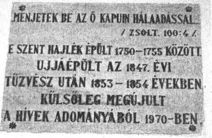 A három méter magas kopjafa bronzlemezén a következ szöveg olvasható: AB AETERNO AD INFINITUM Fölötte két