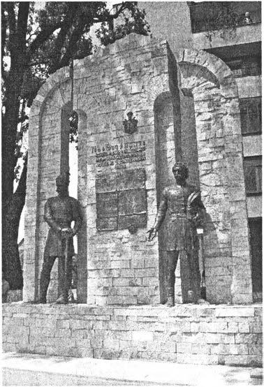 június 4-én avatták fel, a város alapításának 400. évfordulója tiszteletére. Bocskai István adománylevele, négy száz évvel ezel tt, háromszáz hajdúnak juttatott földet ezen a helyen.