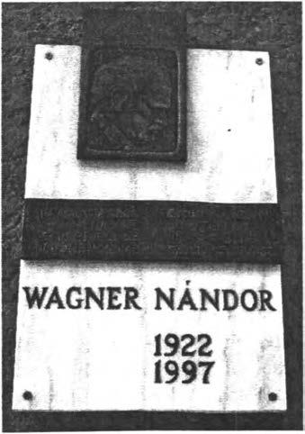 Wagner Nándor-emléktábla Az Ady Endre utca 26. szám alatt, a szobrászm vész szül házának falán található.