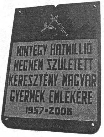 Mészáros Edit nyugalmazott tanárn t Pro Ecclesia-díjjal tüntették ki, majd emléktáblát avattak az orgona oldalán, azoknak a neveivel, akik nagyobb