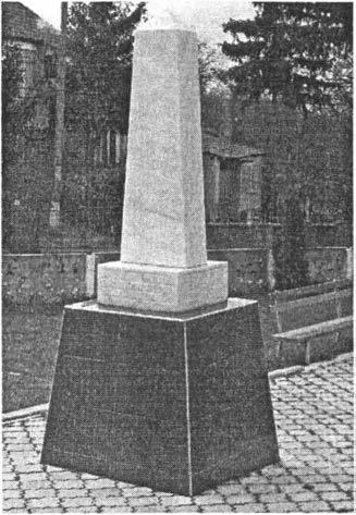 márványtömbre vésték a szöveget. Ezen áll a 100 cm magas márvány obeliszk. 2004. július 24-én avatták fel, a falunap alkalmából. Az ünnep a M vel dési Házban kezd dött.