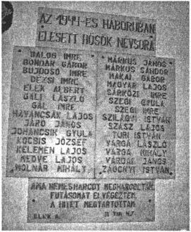 Fölül és alól egy-egy 20x50 cm-es, közöttük, egymás mellett két 50x35 cm nagyságú márványtábla.