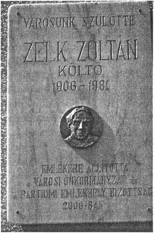 A tábla közepére a költ t ábrázoló plakettet er sítettek, amelyet Szilágyi Ferenc képz m vész készített. Az emléktábla szö vegét Pálinkás Miklós véste ki. Az emléktáblát 2006.
