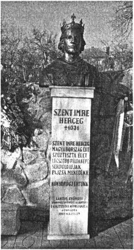 MÁJUS 29 Szent Imre bronz mellszobra egy másfél méter magas márványta lapzaton áll. Alkotója Lantos Györgyi szobrászm vész.
