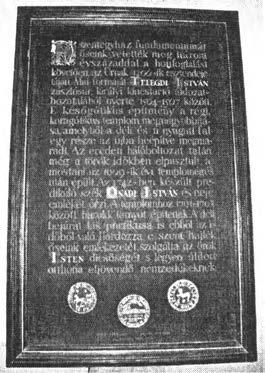 Az eredeti hálóboltozat talán még a török id kben elpusztult, a mostani az 1909-ik évi templomégés után épült. Az 1742-ben készült pre dikáló szék Onadi István és neje emlékét rzi.