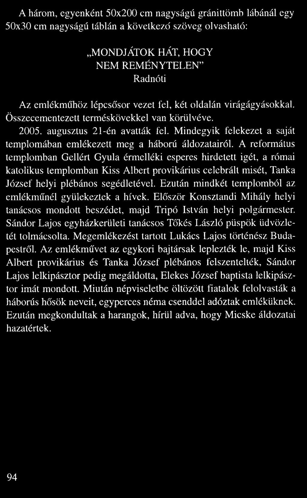 A három, egyenként 50x200 cm nagyságú gránittömb lábánál egy 50x30 cm nagyságú táblán a következ szöveg olvasható: MONDJÁTOK HÁT, HOGY NEM REMÉNYTELEN Radnóti Az emlékm höz lépcs sor vezet fel, két