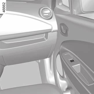 ABLAKEMELŐK (1/2) Elektromos ablakemelő Nyomja le vagy húzza felfelé az érintett ablak kapcsolóját a leengedéséhez vagy a felemeléséhez a kívánt magasságig: a hátsó ablakok nem engedhetők le teljesen.