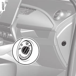 GYERMEKEK BIZTONSÁGA: első utasoldali légzsák ki- és bekapcsolása (3/3) 1 2 VESZÉLY Mivel az első utasoldali airbag kinyílása és a gyermekülés menetiránynak háttal történő elhelyezése nem