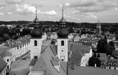 A vidéken átfolyó Telč patak duz - zasztásaival létrehoztak két halastavat, amelyek közötti terület alkalmas lett vá rosalapításra.