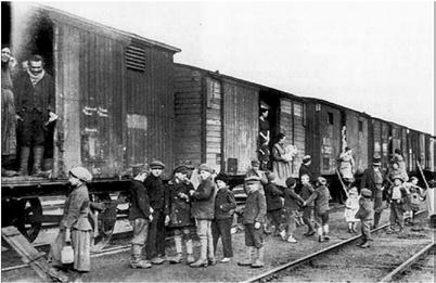 Vagonlakók magyar menekültek saját hazájukban. (Budapest, 1920). lakó, amíg az apa el nem tudta helyezni gyermekeit rokonoknál, ismerősöknél, és nem talált lakást feleségének és magának.