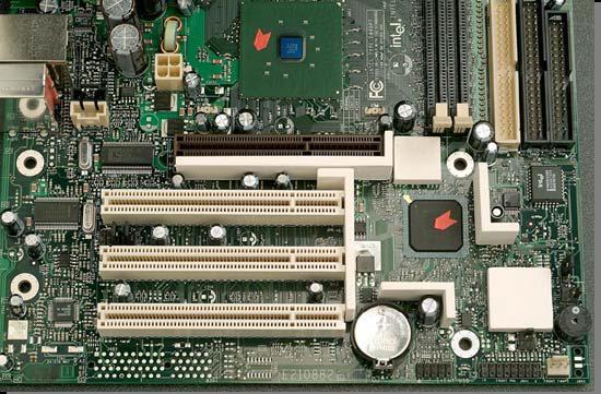 Csatlakozók Cserélendő alkatrész (BGA) IC-k védelme Elektrolit kondenzátor 112. ábra: Környező alkatrészek védelme kerámia árnyékolókkal (CoolCap ). Forrás: http://alpha.cooksonelectronics.com/main.