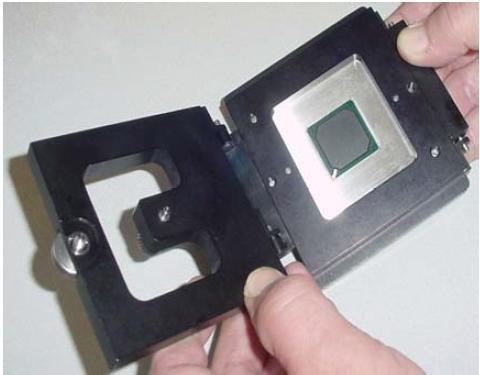 117. ábra: Forraszpaszta hordozóra történő felvitele fém ministencillel. Forrás: www.solder.net A legmegbízhatóbb eredményt a hordozóra, fém ministencillel történő pasztafelvitel szolgáltatja.