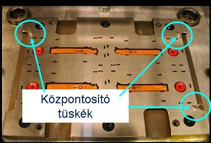 ábra) A technológia megköveteli a montírozott lemez precíz pozícionálását, amit a tárgyasztalon található központosító tüskék segítenek. Tördelés során a montírozott lemez egy rögzített keretbe kerül.
