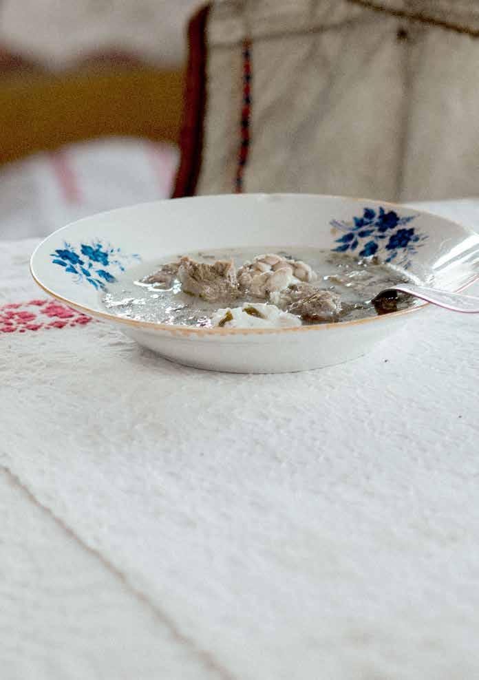 Bárányfejleves Húsvét vasárnapján az ünnepi ebéd levese a bárányfejből és a bárányaprólékokból készített bárányfejleves.