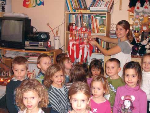 Az advent az adventi koszorú elkészítésével veszi kezdetét, melyen hetenként meggyújtunk 1-1 gyertyát és énekelünk a karácsony várásáról.