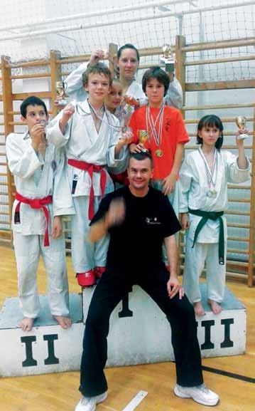 sport 6 induló, 5 aranyérem a Balaton Karate Kupán A Pilis Verseny Karate Mûhelyt (PVKM) 2011-ben hozták létre Szente Gyula (3. dan WIKF Wado-ryu Karate-do) és Szabó János (5.