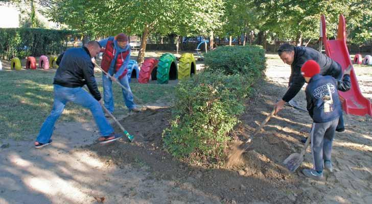 ÓVODA Megszépült az óvoda udvara Szülõi összefogással sikerült az óvoda udvarát és az udvaron található játékokat felújítani, szebbé varázsolni.