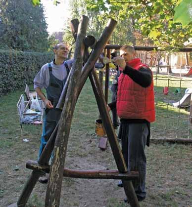 szerszámosládát, a házikót festette és volt aki a mûanyagjátékokat tisztította.