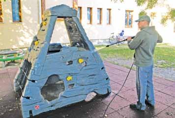 Természetesen a munka során használt szerszámokat, festékanyagokat, ecseteket is mind a szülõk biztosították.