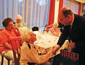 idősek otthona Karácsonyi ünnepség a Platánban Az otthon lakói nagy szeretettel hívták meg Laboda Gábor polgármestert karácsonyi ünnepségükre.
