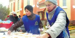 rozsamh.hu December 21. 11 óra: Télapó karácsonyi rénszarvasa mesejáték a Fogi Színház előadásában. Belépőjegy: 990 Ft. A program részeként 12 órától közös ajándékkészítés. December 27.