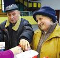 A karácsonyi mintás szatyorban ezúttal 2 kilogramm liszt, 2 csomag összesen 1 kilogramm száraztészta, 1 liter olaj és egy kis szaloncukor volt.
