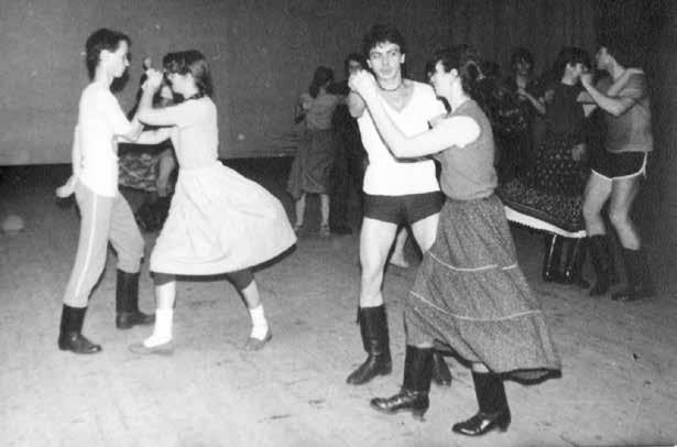 1983 A Kodály néptáncegyüttes próbán, az előtérben balról jobbra: Kovács Zoltán Kopek, Vermesy Katalin, Kőrösi Antal és Lengyel Judit. A műsort a Kodály-táncegyüttes zárta.