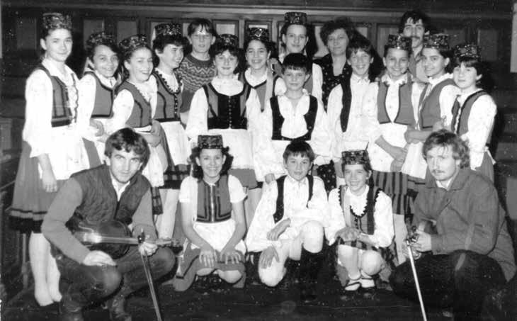 1984 1989 A Dolgozó Nőben megjelent fénykép eredetije a kolozsvári Brassai Sámuel Líceum Folklórköréről.