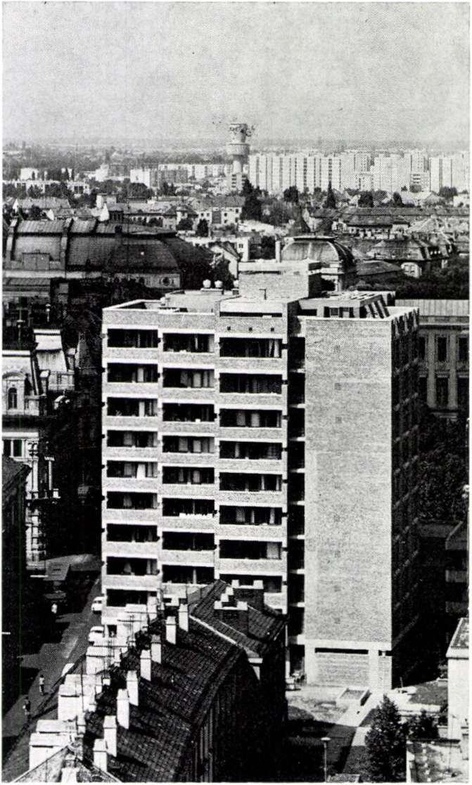 Lakóház és eszpresszó, Szeged, Roosevelt tér Építészek: Borvendég Béla Szabó Ferenc (Szegedi Tervező Vállalat) Belsőépítész: Szerkezettervező: Sági József Kocsis