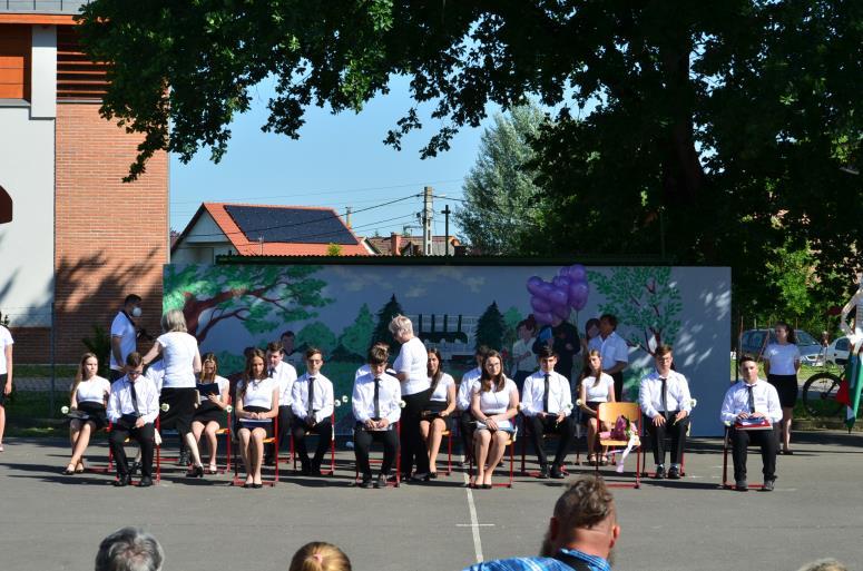 és minden kedves jelenlévőt! Kedves Ballagó Diákok! Kiss Kálmán szavaival szólok hozzátok: Néktek ragyog ma, tiétek az ünnep, a szó, a könny, a mosoly s a virág.