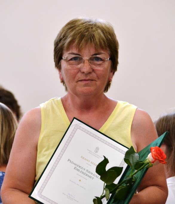 Pedagógus Szolgálati Emlékérem Nyugdíjba vonulásuk alkalmából pedagógiai munkásságuk elismeréseként két pedagógust javasoltunk a Pedagógus Szolgálati Emlékérem kitüntetésre.