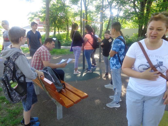 A játszótéren Koháry Uzonka a közmondások ismeretében mérte fel a gyerekek jártasságát.