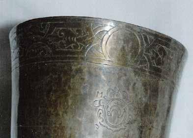 ANNA : CZINALTATTAK : CZARODAI ECCLESIA : SZAMARA : ISTENES : INDULATIOKBOL * ANNO 1654. Jelzés talpán vésett EG, ismeretlen. Készült: 17. század eleje, Kolozsvár? Méretek: talp átm.: 5,4 cm száj átm.