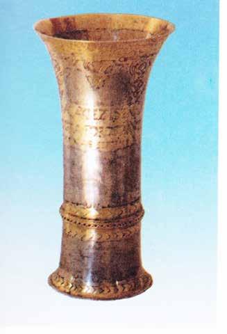 Az Írás ivóeszközről beszél.. III. 39. Talpas pohár Mezőkaszony Косонь Beregi Egyházmegye Ezüst, vésett díszítéssel, vésett felirattal.