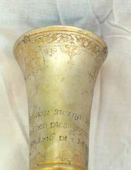 Az Írás ivóeszközről beszél.. III. 42. Talpas pohár Gút Гут Beregi Egyházmegye Ezüst, aranyozott, vésett díszítéssel, vésett felirattal. Peremes talpa sima gyűrűvel ellátott, enyhén kihajló szájú.