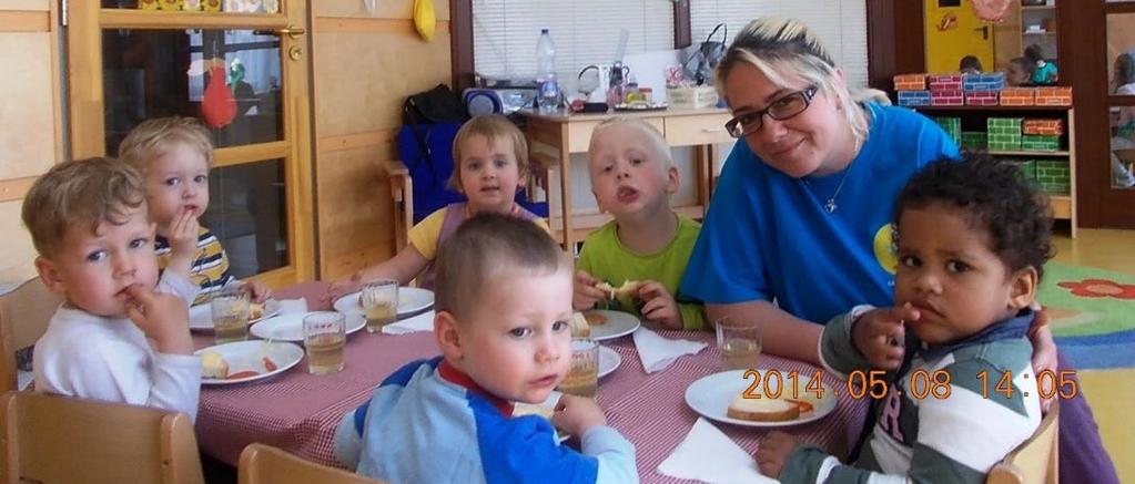 megvalósítására, és hogy megfelelő konyhatechnológiával készüljenek az ételek. Sok gyümölcsöt, zöldségfélét, és kellő mennyiségű folyadékot kínálunk. Az étkezésekre mindig azonos időpontban kerül sor.