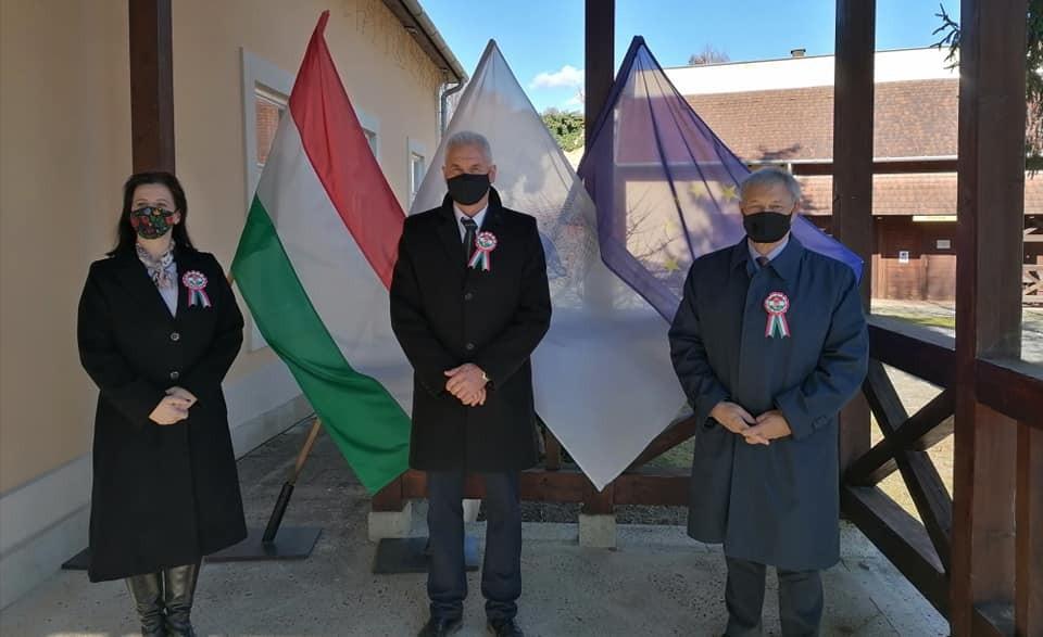 4 Megemlékezés nemzeti ünnepünkön A Covid járvány miatti rendkívüli intézkedések miatt idén március 12-én a 6 Puttonyos Borfalu udvarán csak szűk körben lehettünk, hogy megemlékezzünk az