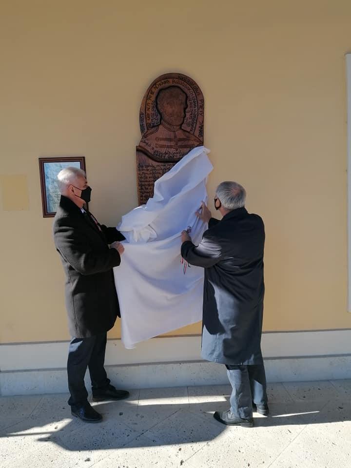 Kovács Zoltán jegyző úrral közösen leleplezték Égerházi László (erdőbényei) fafaragó alkotását, amelyen Pálffy János forradalmi hős ábrázolása mellett, életútját is olvashatjuk.
